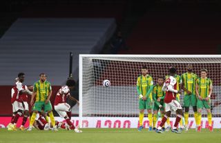 Willian scores Arsenal's third goal