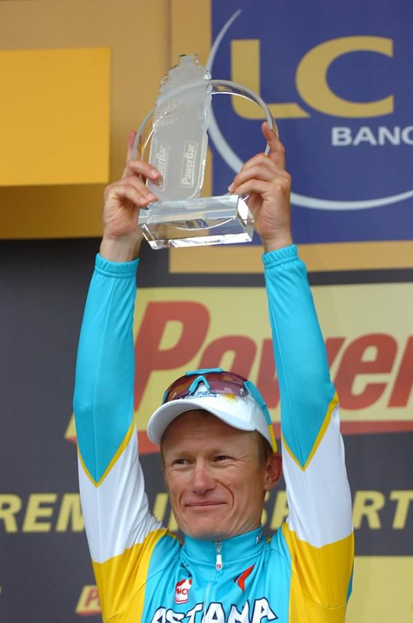 Vinokourov holds up his trophy for winning stage 13.