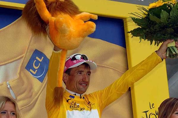 Serguei Gonchar (T-Mobile) with the spoils of the maillot jaune wearer