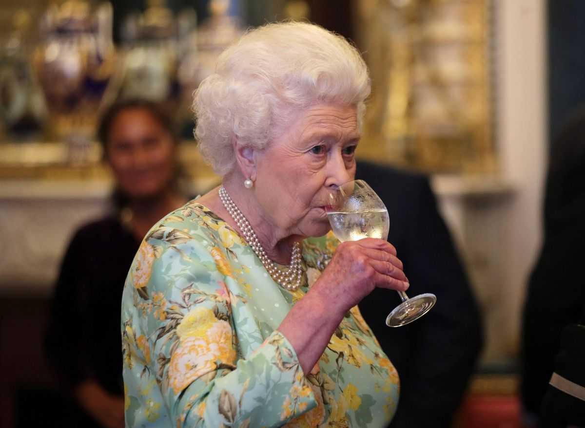 La reine vend désormais du gin en guise d'activité parallèle au palais de Buckingham et nous sommes là pour cela.