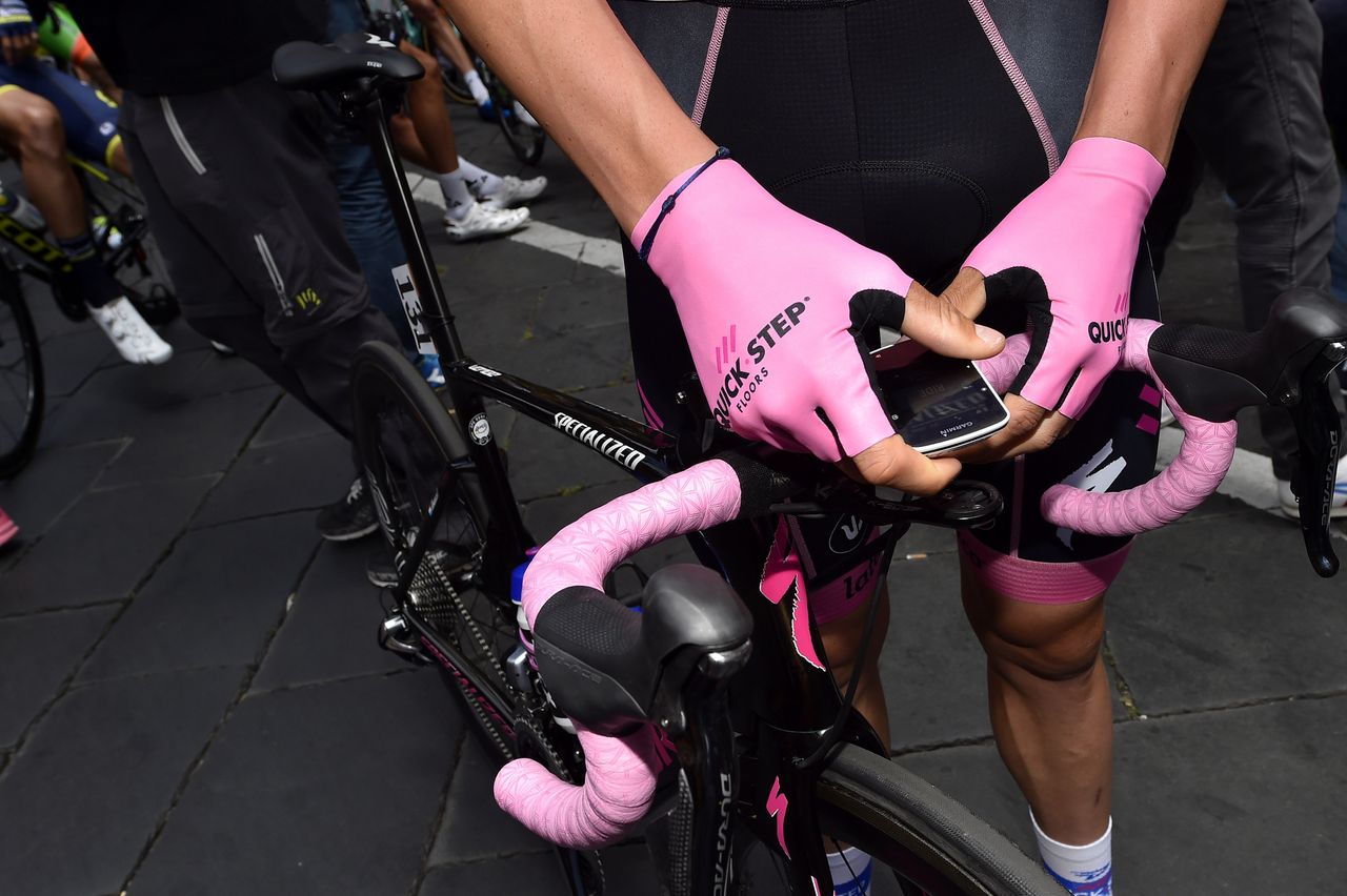 Pink gloves and handlebars for Steven Kruijswijk