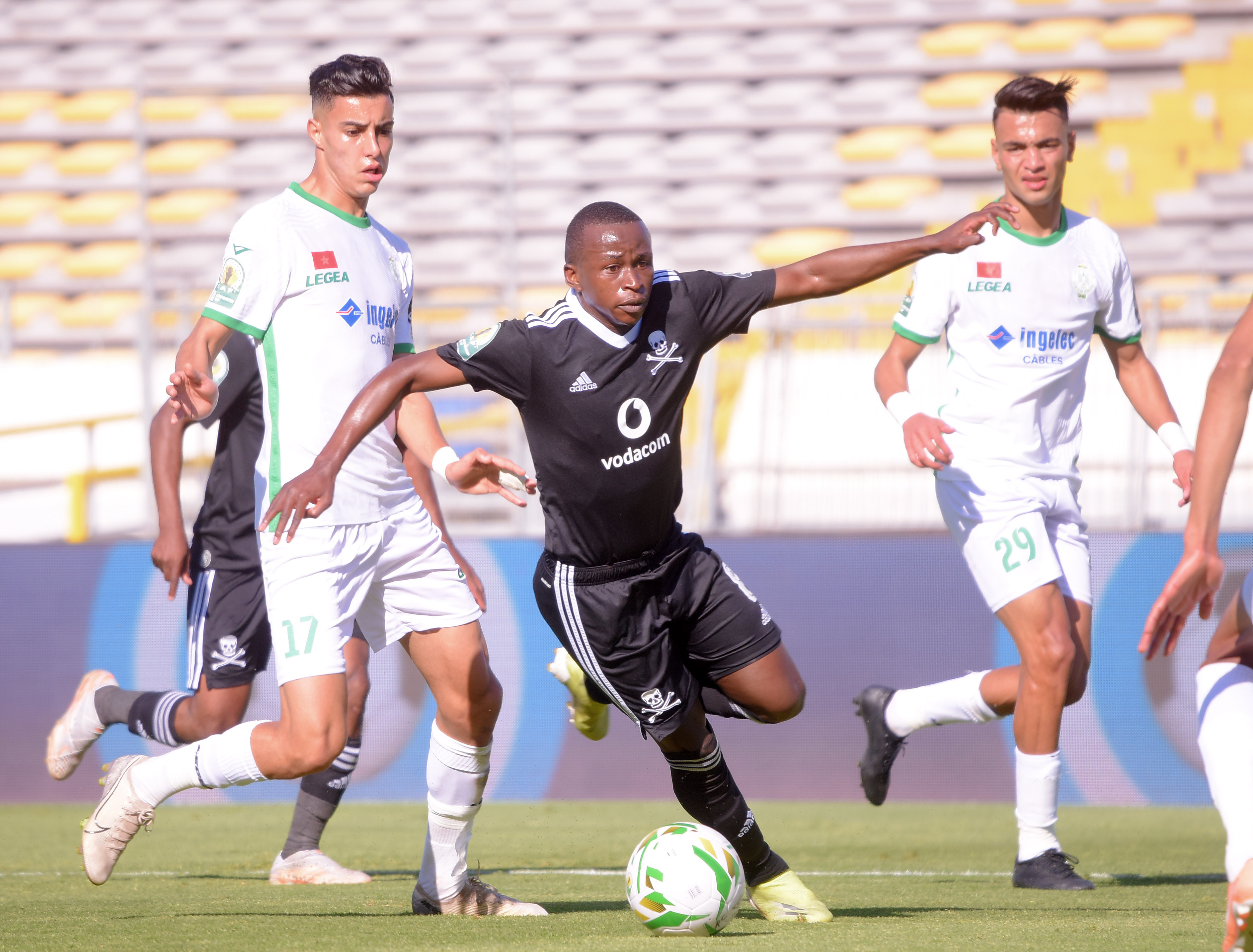 Siphesihle Ndlovu challenged by Zakaria Wardi and Abdelilah Madkour