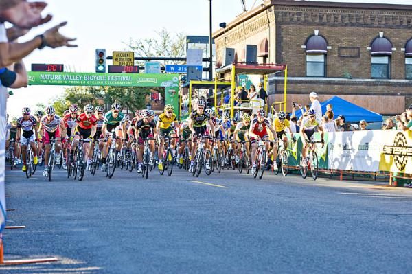 The gun goes and 40 laps are underway for the pro men.