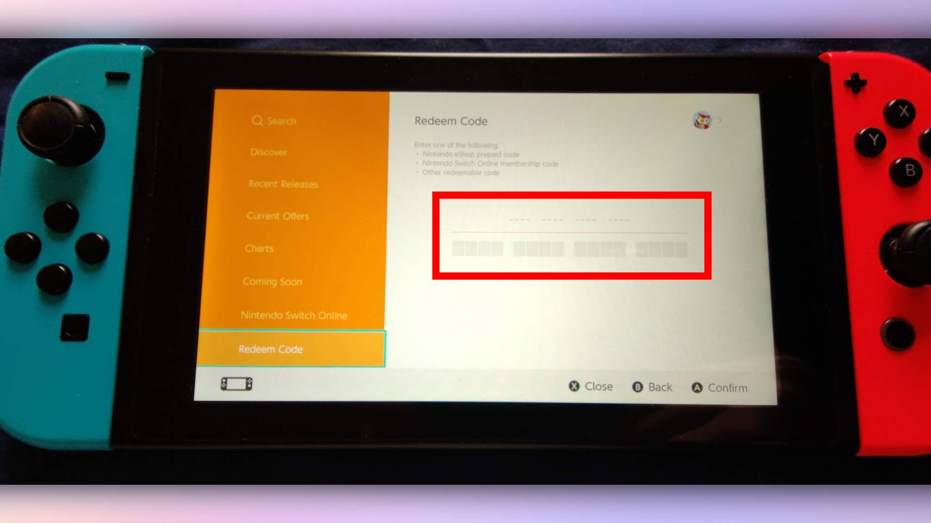 Фотография консоли Nintendo Switch.  Поле для ввода кода на экране выделено.