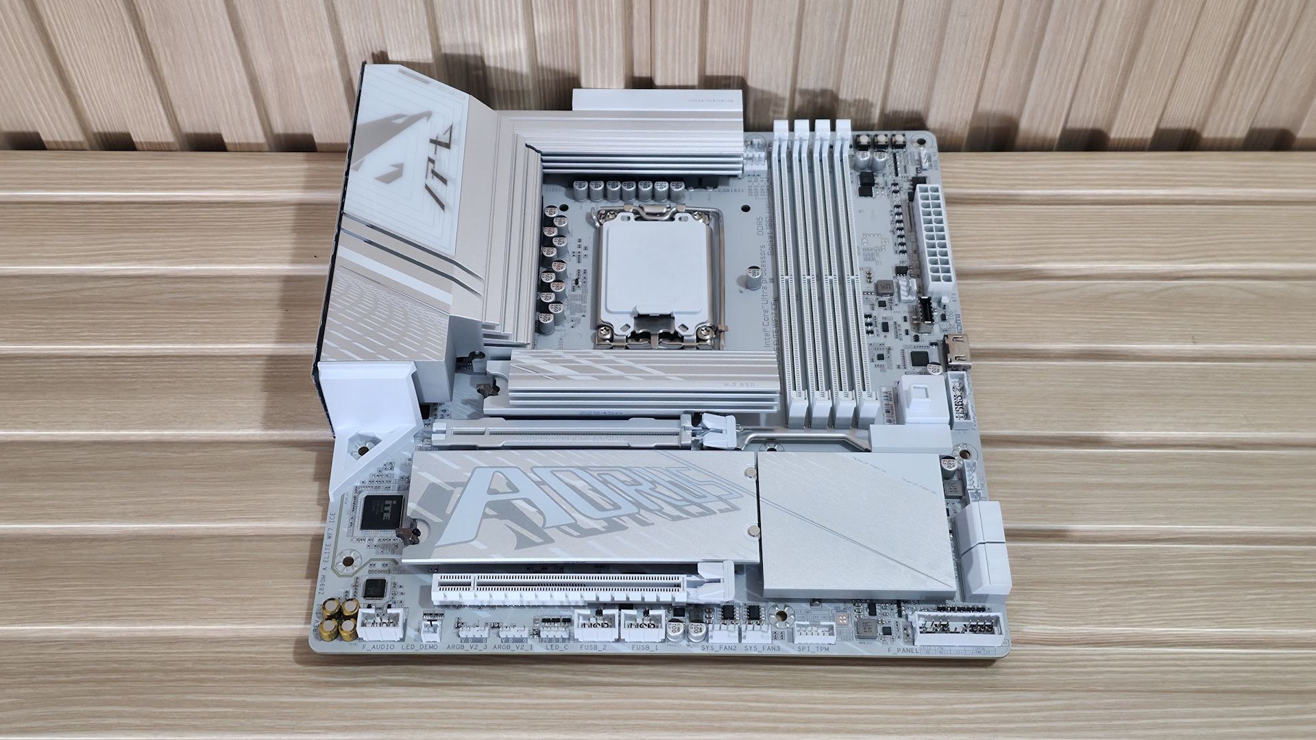 Gigabyte Z890M Aorus Elite Wifi7 Ice - Board images