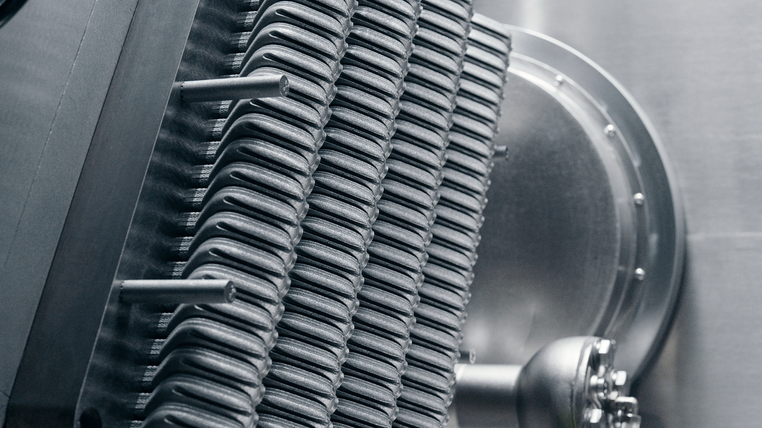 &#039;Fine de-powder: This step removes small amounts of remaining powder from facets and small holes. The powder is liberated from the part with pressurized argon and vibration. The powder here is also collected and recycled back into the process.&#039;