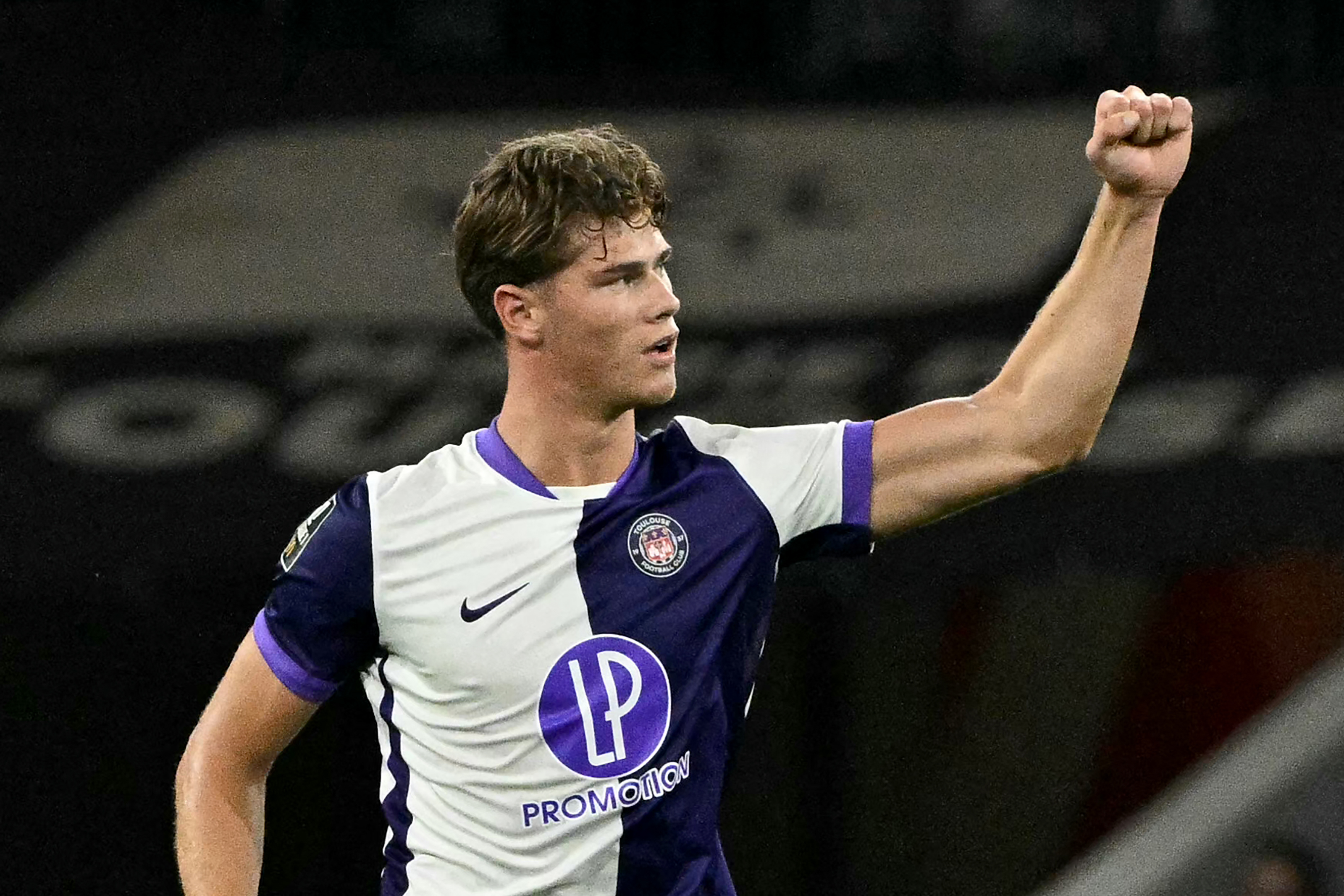 Toulouse's British defender #04 Charlie Cresswell celebrates scoring his team's first goal during the French L1 football match between Toulouse FC and Paris Saint-Germain at The TFC Stadium in Toulouse, southwestern France on August 30, 2025. (Photo by Lionel BONAVENTURE / AFP)
