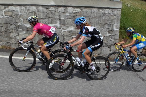 Ina Yoko Teutenberg (HTC-Highroad) and Carla Ryan (Garmin-Cervelo) with Lucinda Brand (AA Drink).