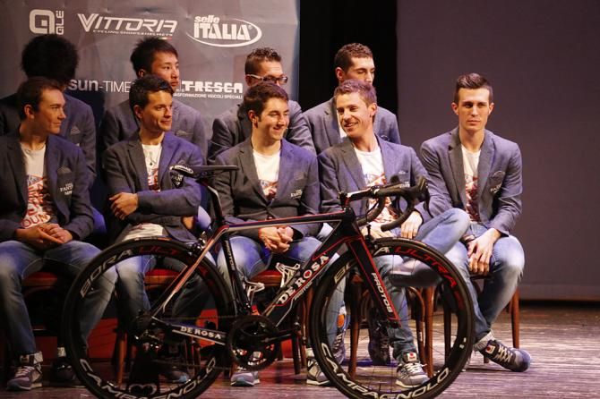 Nippo-Vini Fantini and the team issues De Rosa