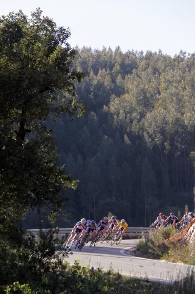 The peloton makes its way from Faro to Lagoa during stage 2.