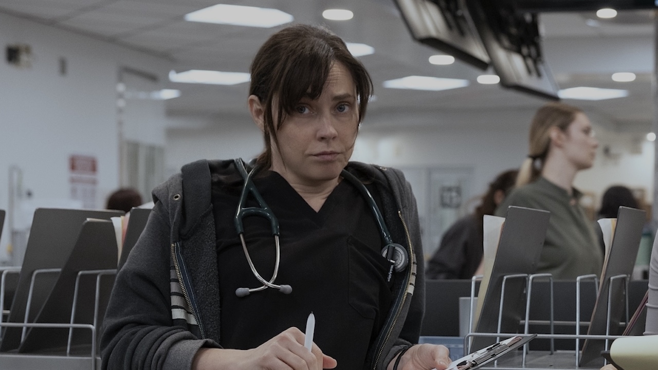 Dr. McKay talking to Dr. Al-Hashimi at the desk in The Pitt Season 2x12