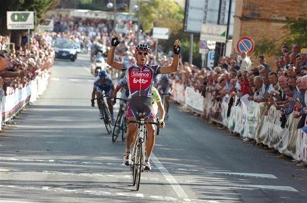 Philippe Gilbert (Silence-Lotto) claims victory in the 2009 Coppa Sabatini.
