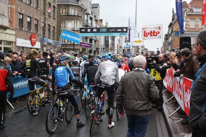 The peloton lines up for Dwars door Vlaanderen.