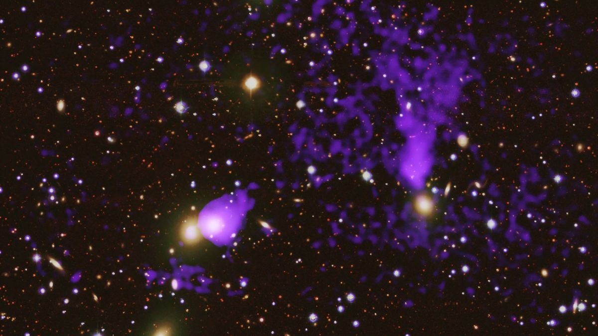 NASA’s Chandra X-ray telescope sees streams of fuel go in far away galaxy cluster (symbol)