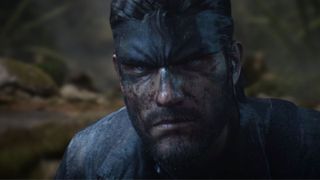 Un gros plan de Snake dans Metal Gear Solid 3 Snake Eater remake. Son visage est couvert de boue.