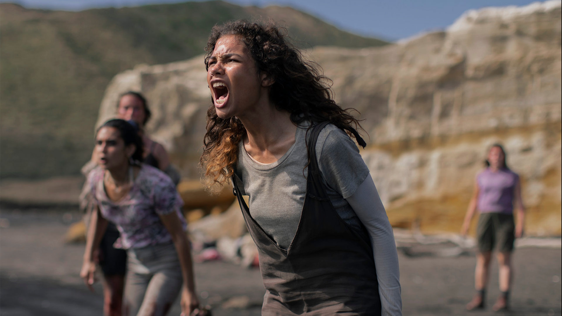 Una joven gritando en una playa en una toma de The Wilds en Prime Video