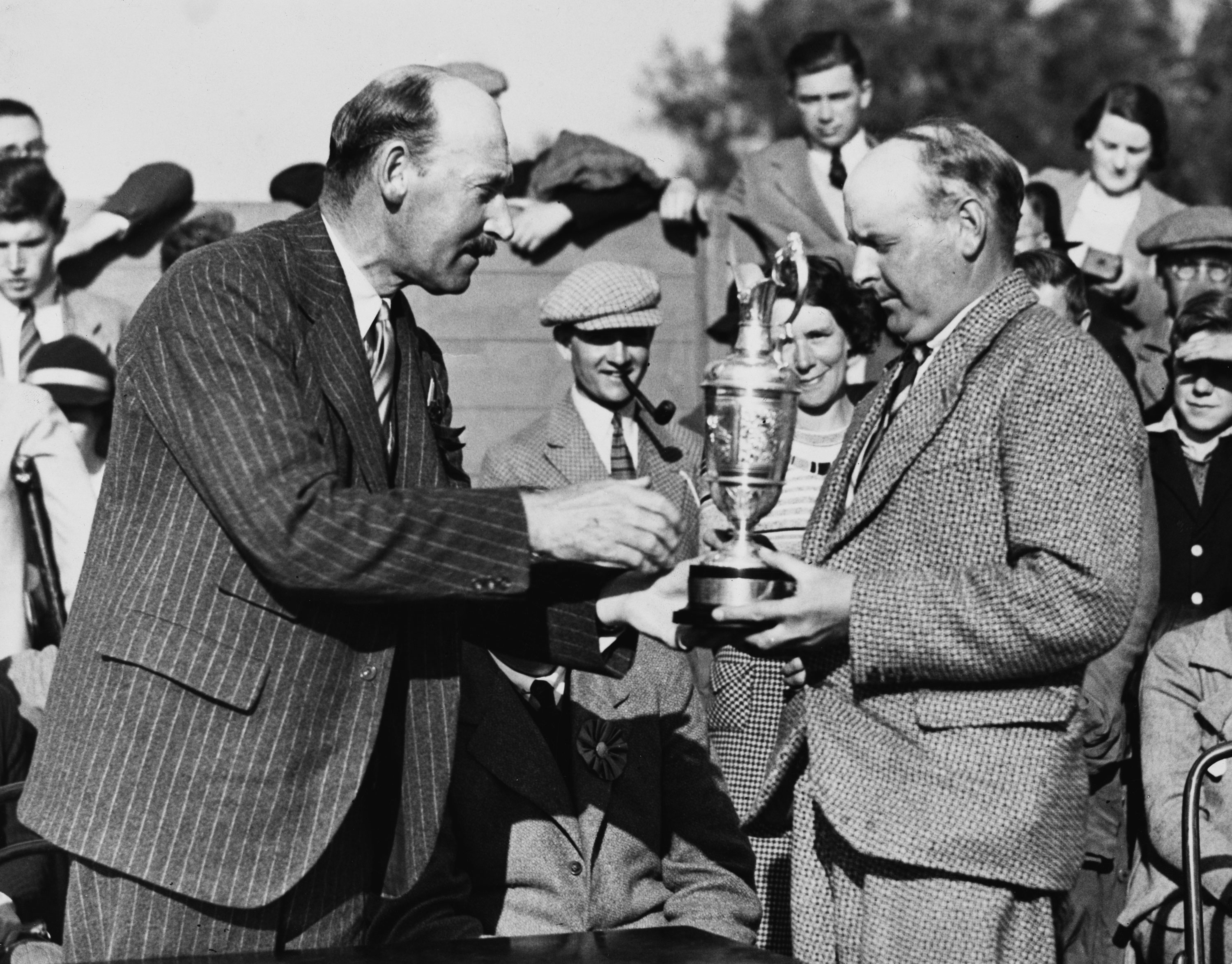 Alf Perry receives the Claret Jug in 1935