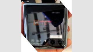 Lækkede billeder af Motorola Razr 2022 viser telefonen lukket med to kameraer på bagsiden
