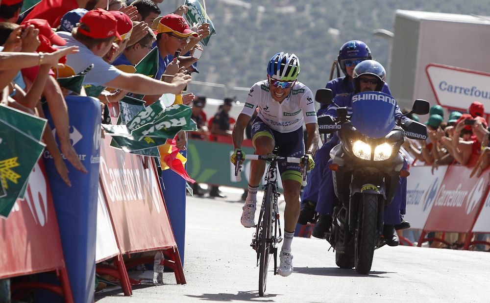 Estaban Chaves powers to the finish of stage 6 at the 2015 Vuelta a Espana.