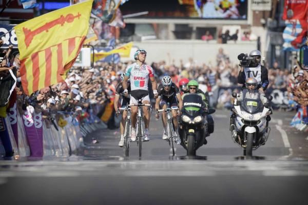 Philippe Gilbert (Omega Pharma-Lotto) easily beat the Schlecks in the sprint.