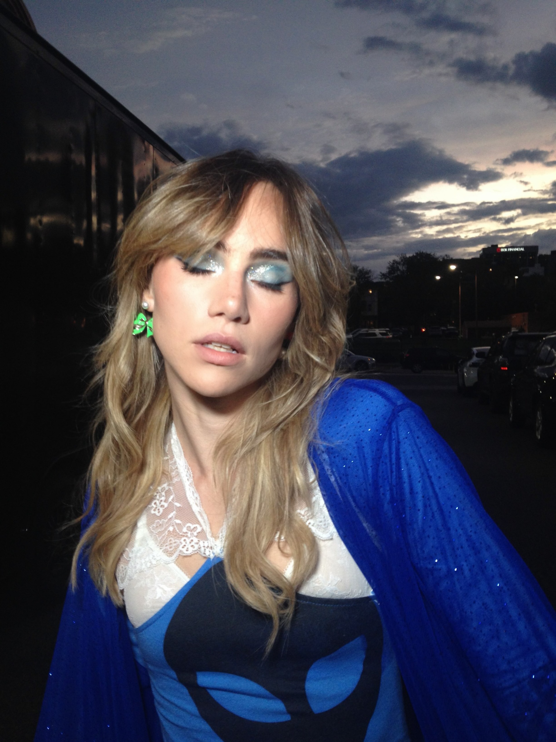 Suki Waterhouse with bedhead bangs.