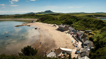 Ty Coch Inn pub on the beach at Porth Dinllaen Lleyn Peninsula North Wales UK