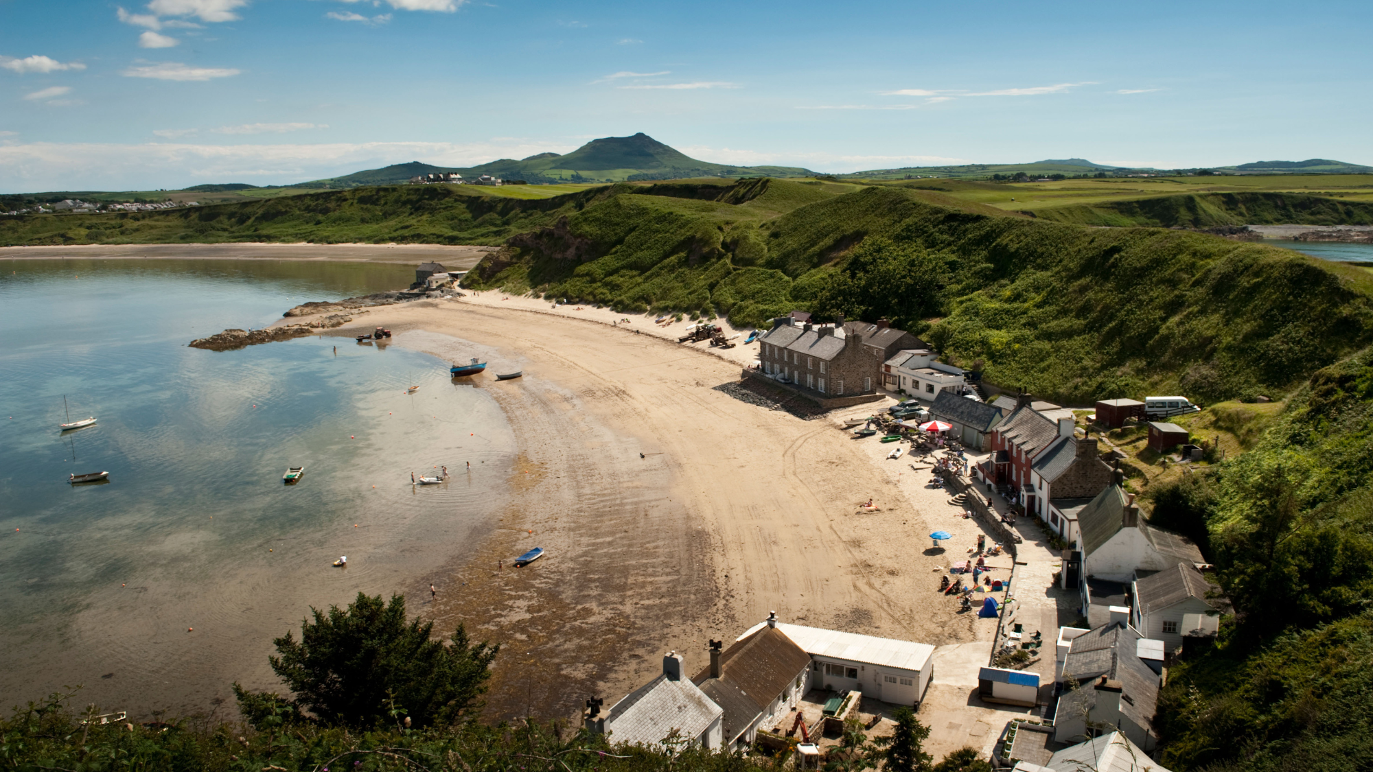 Ty Coch Inn pub on the beach at Porthdinllaen, Llyn Peninsula, North Wales UK