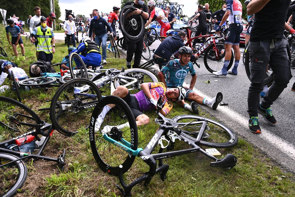 21 riders injured in Tour de France opening stage crashes | Cyclingnews