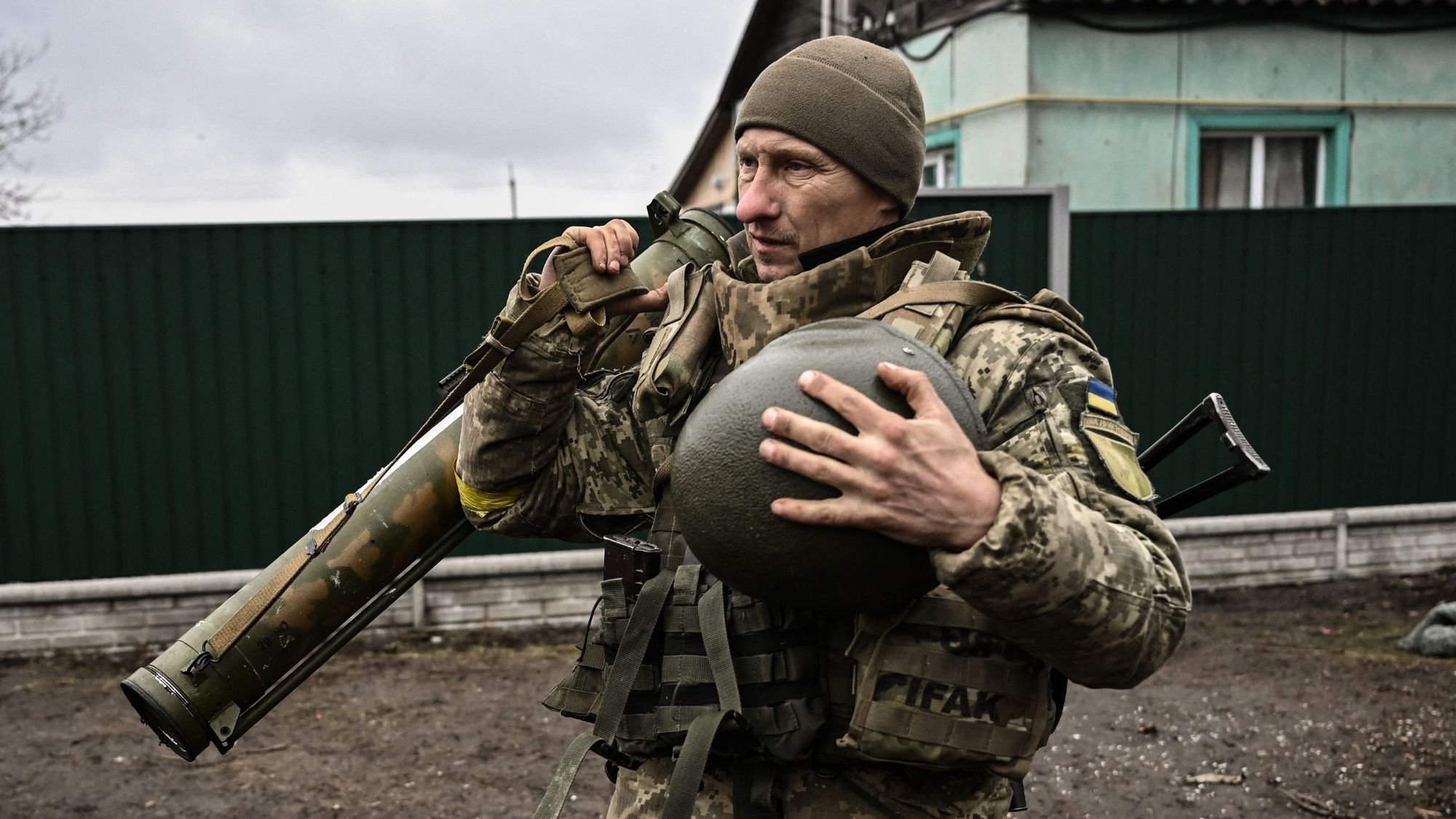 Surrendered Russian soldier given tea and pastries by Ukranian ...