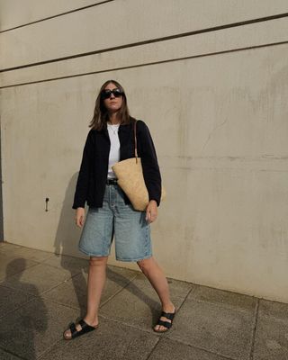 @bubblyaquarius trägt Denim-Bermudashorts mit T-Shirt und Birkenstocks