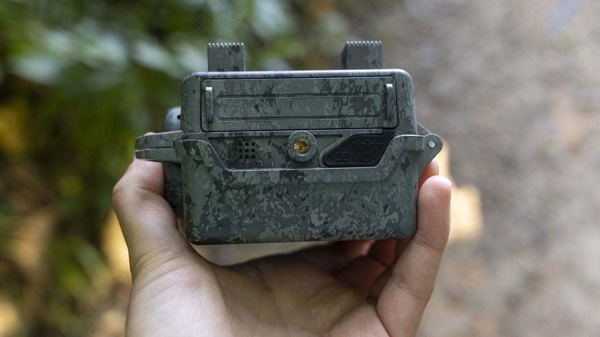 Hands-on image of the Zeiss Secacam 7