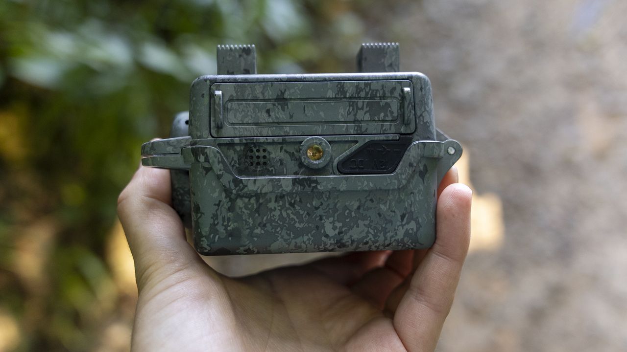 Hands-on image of the Zeiss Secacam 7