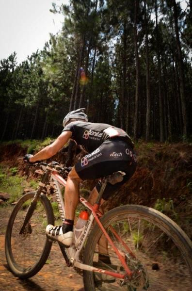 Darren Lill, South African road champion, gives chase