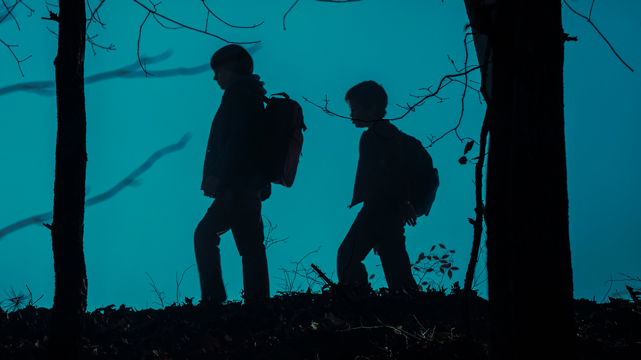 Los hermanos Glick caminan por el bosque en Salem's Lot