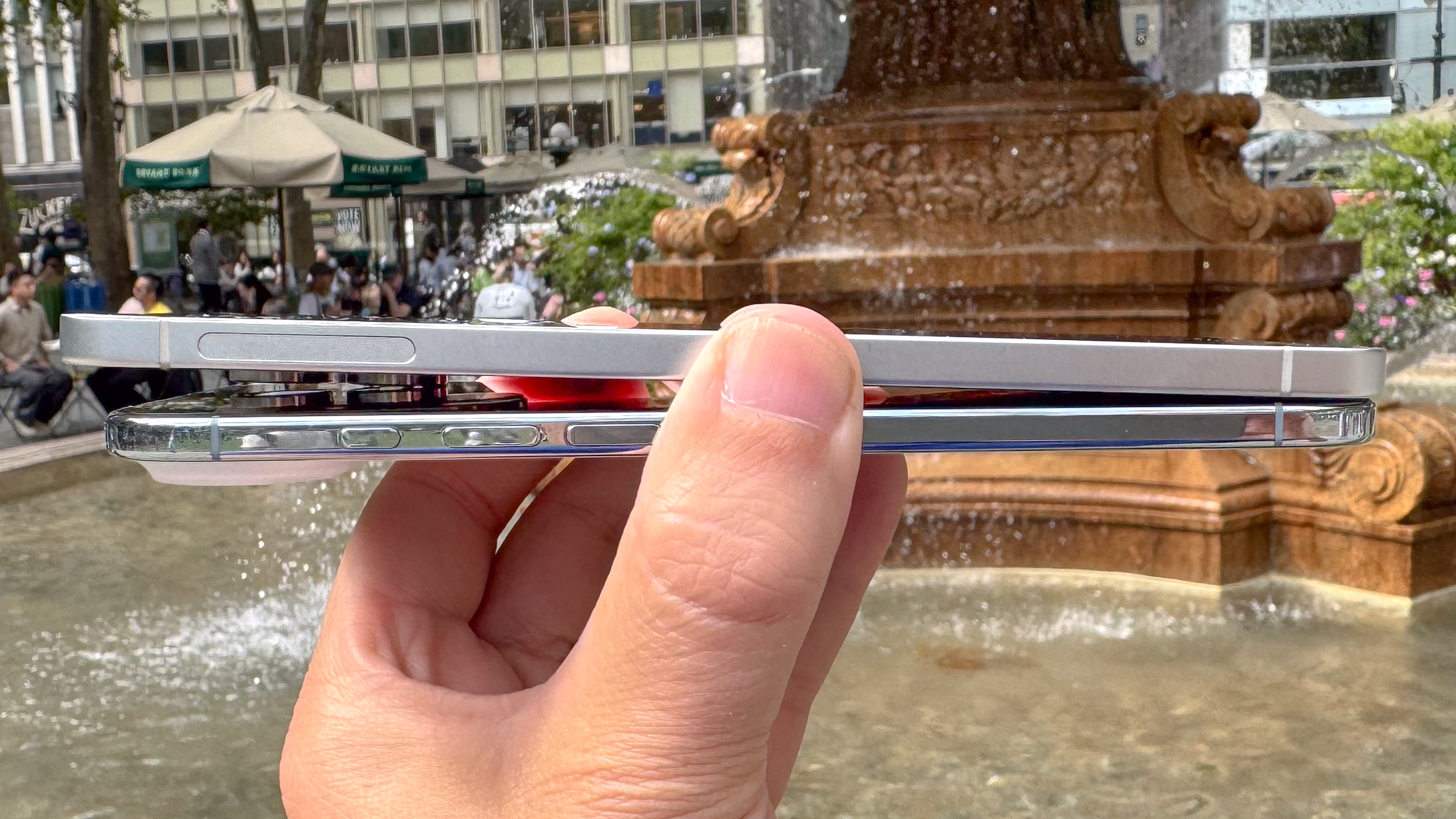 iPhone Air vs Samsung Galaxy S25 Edge thinness.