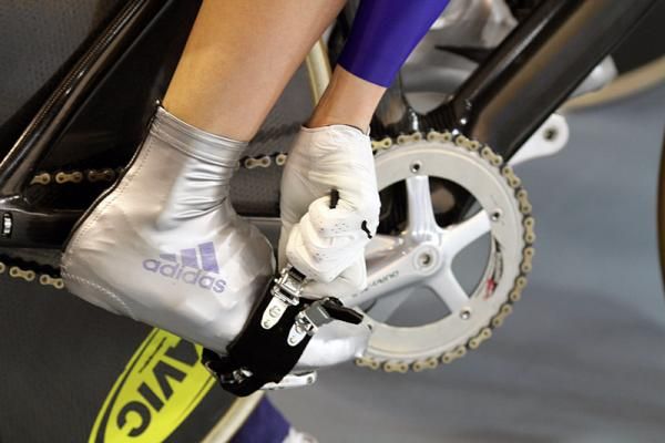 Tightening up the toe straps at the start of the women's Keirin semi-final.