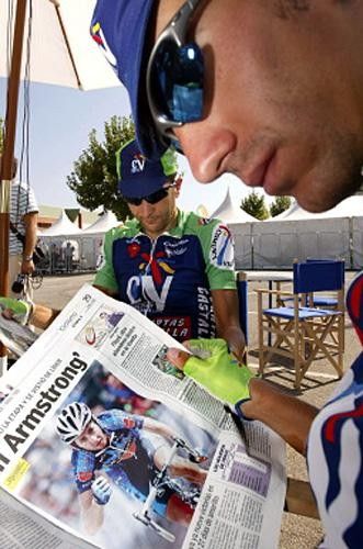 The Comunidad Valenciana boys, Ruben Plaza and David Blanco, check out the news