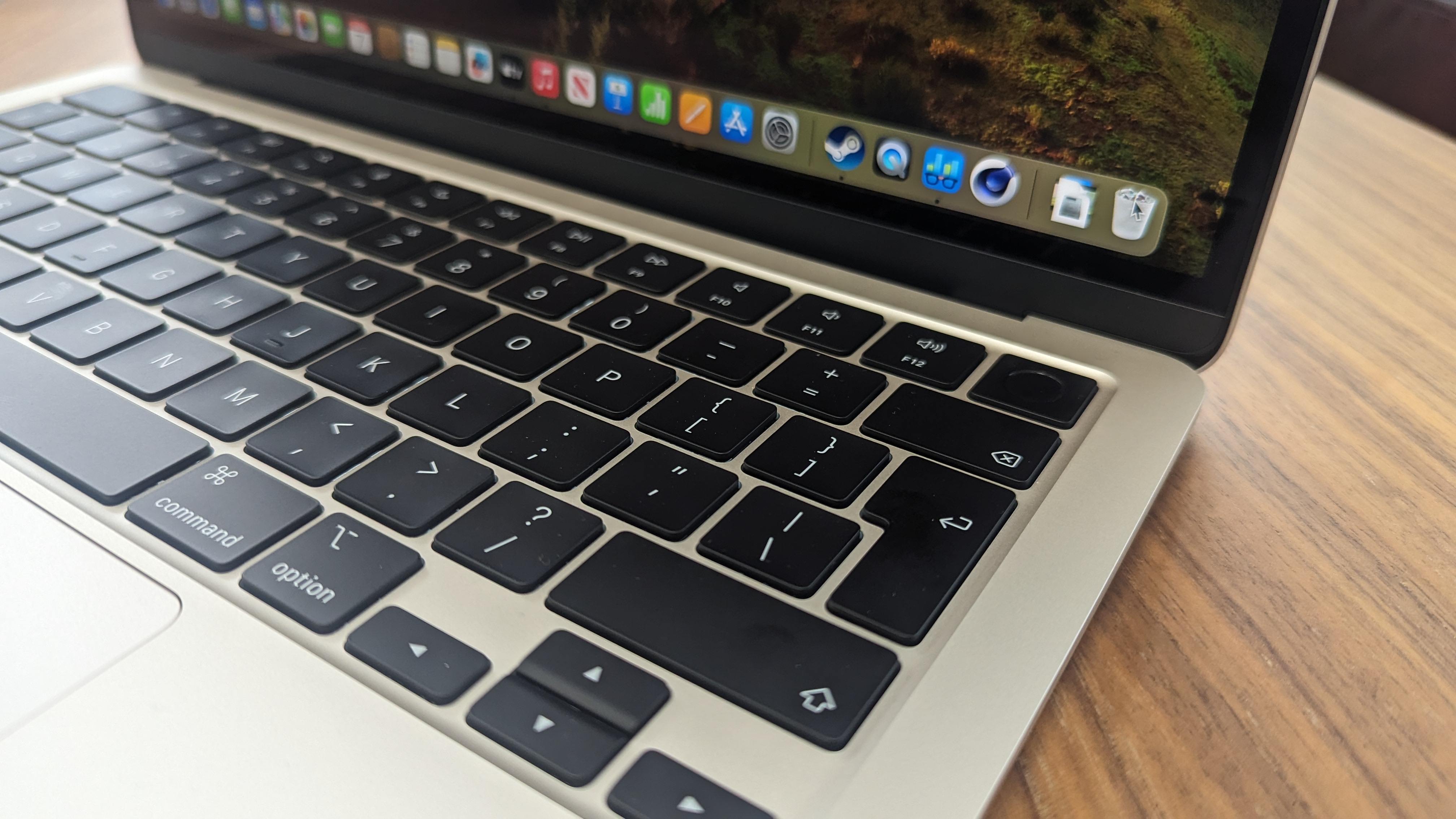 Nuevo MacBook Air de 13 pulgadas con M3 en uso en una cafetería