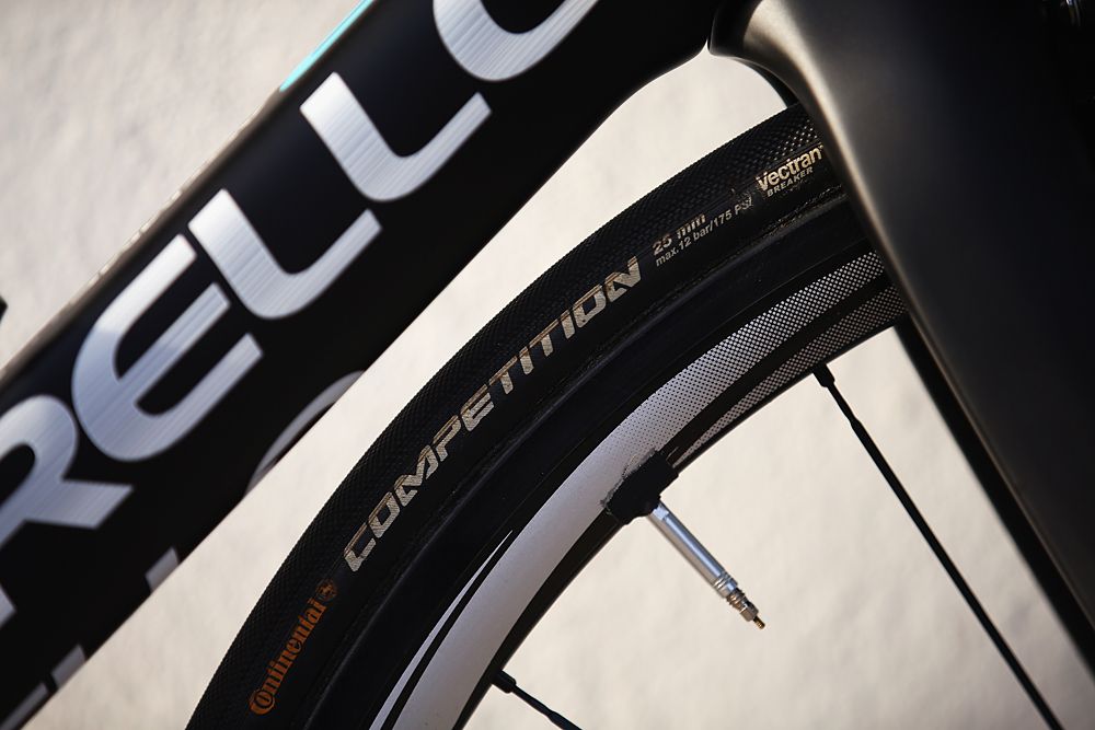 Mikel Landa's Pinarello Dogma F8 is fitted with Continental tyres