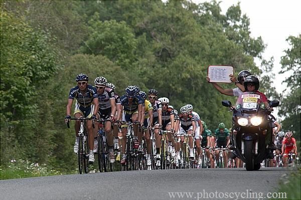 The peloton gets an update on the time gap to the breakaway.
