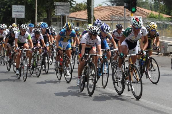 Ina Yoko Teutenberg (HTC-HighRoad) watches a move by Alessandra D'Ettorre (Colavita)