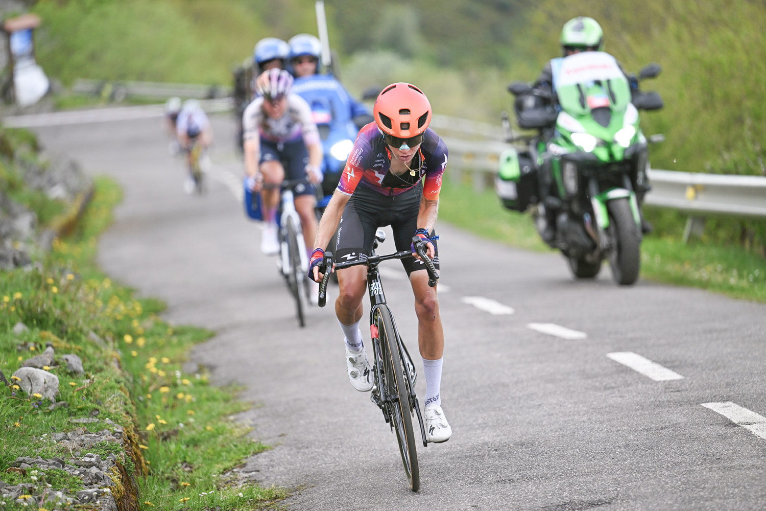 Petra Stiasny drops Paula Blasi on the steep slopes of the Alto de L'Angliru at La Vuelta Femenina 2026