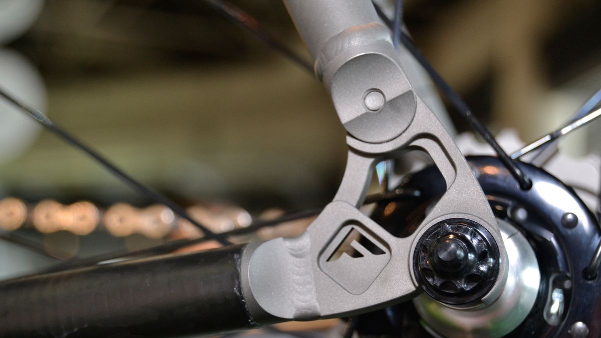 The beautifully machined rear drop-out on the Festka Doppler. Note the chainstay in carbon to maintain power transfer