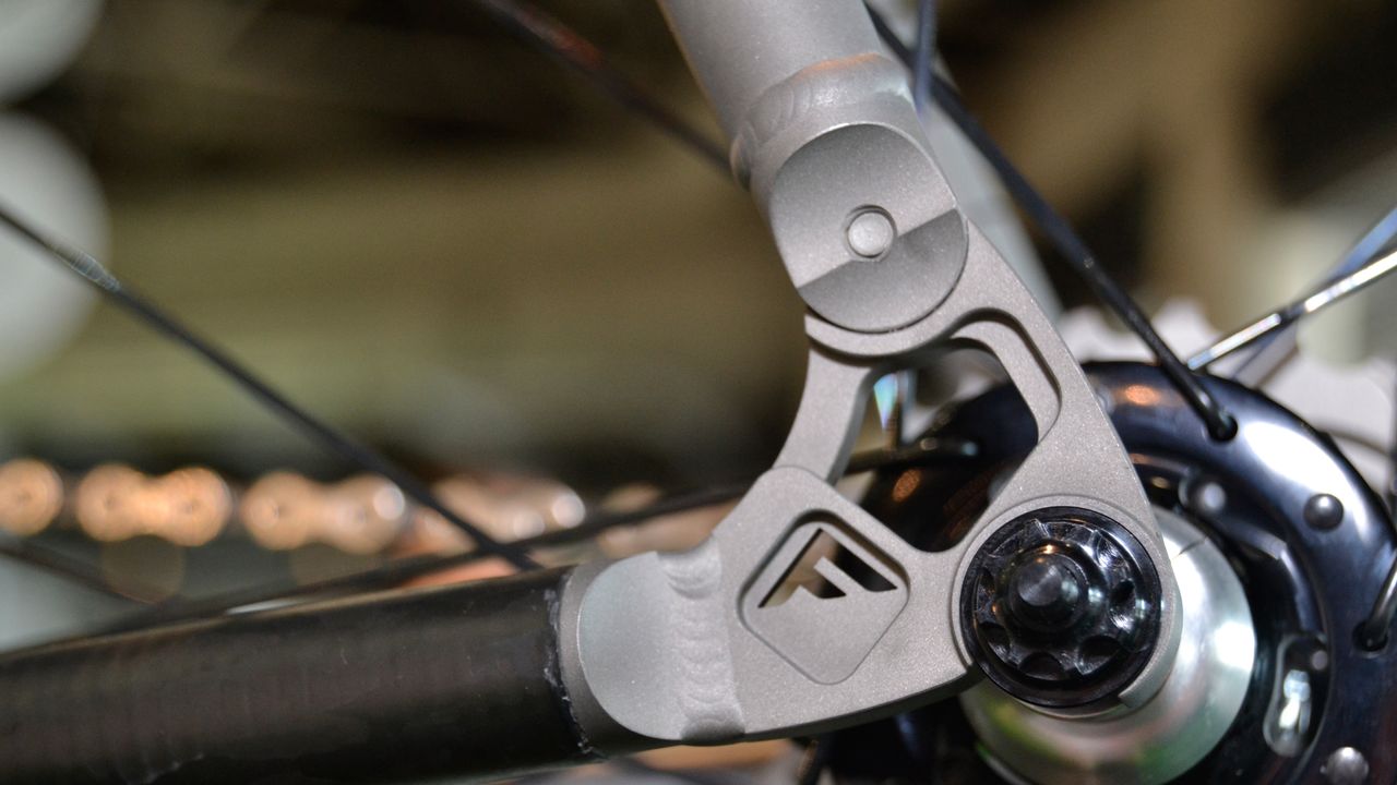 The beautifully machined rear drop-out on the Festka Doppler. Note the chainstay in carbon to maintain power transfer