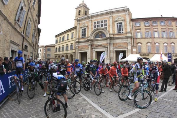 The start of stage 6 at Tirreno