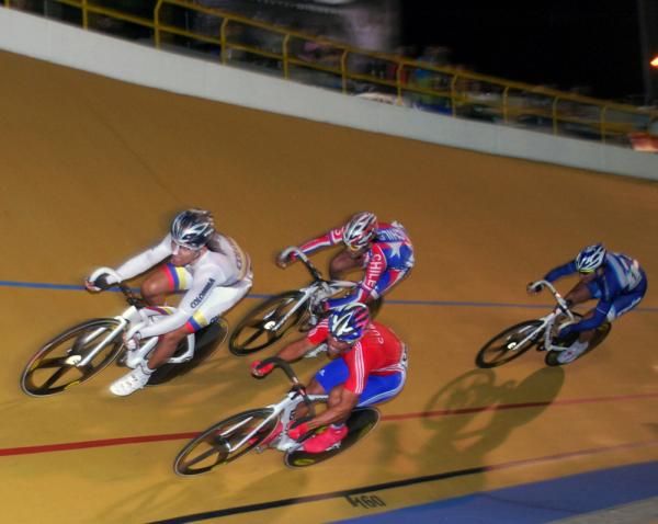 The final sprint in the scratch race.