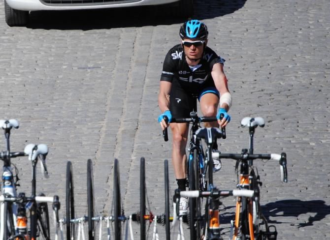 Vasil Kiryienka (Sky) crashed in the first kilometers of the stage