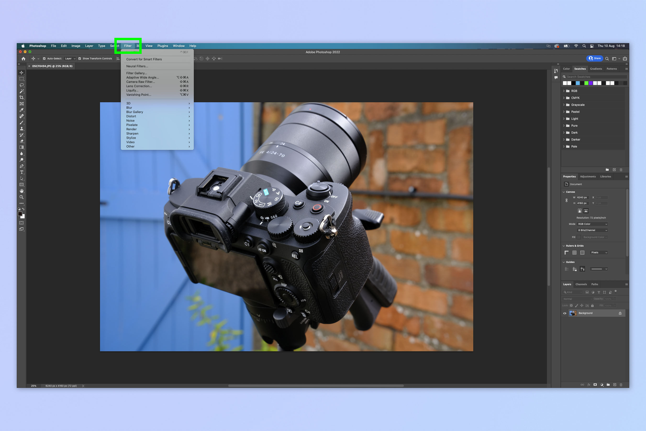 Снимок экрана, показывающий, как открыть изображение в Camera Raw в Photoshop.