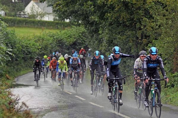Team Sky sets tempo in the peloton in pursuit of the breakaway.