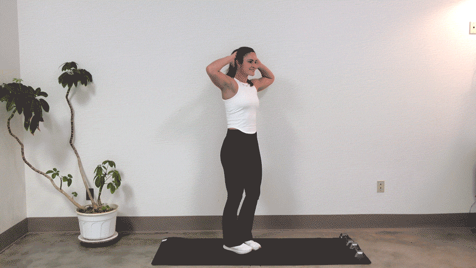 trainer Kirra Mitlo doing standing alternating crunches
